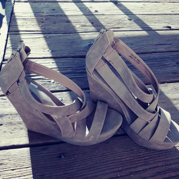 Taupe Chinese Laundry Wedges - Picture 1 of 3
